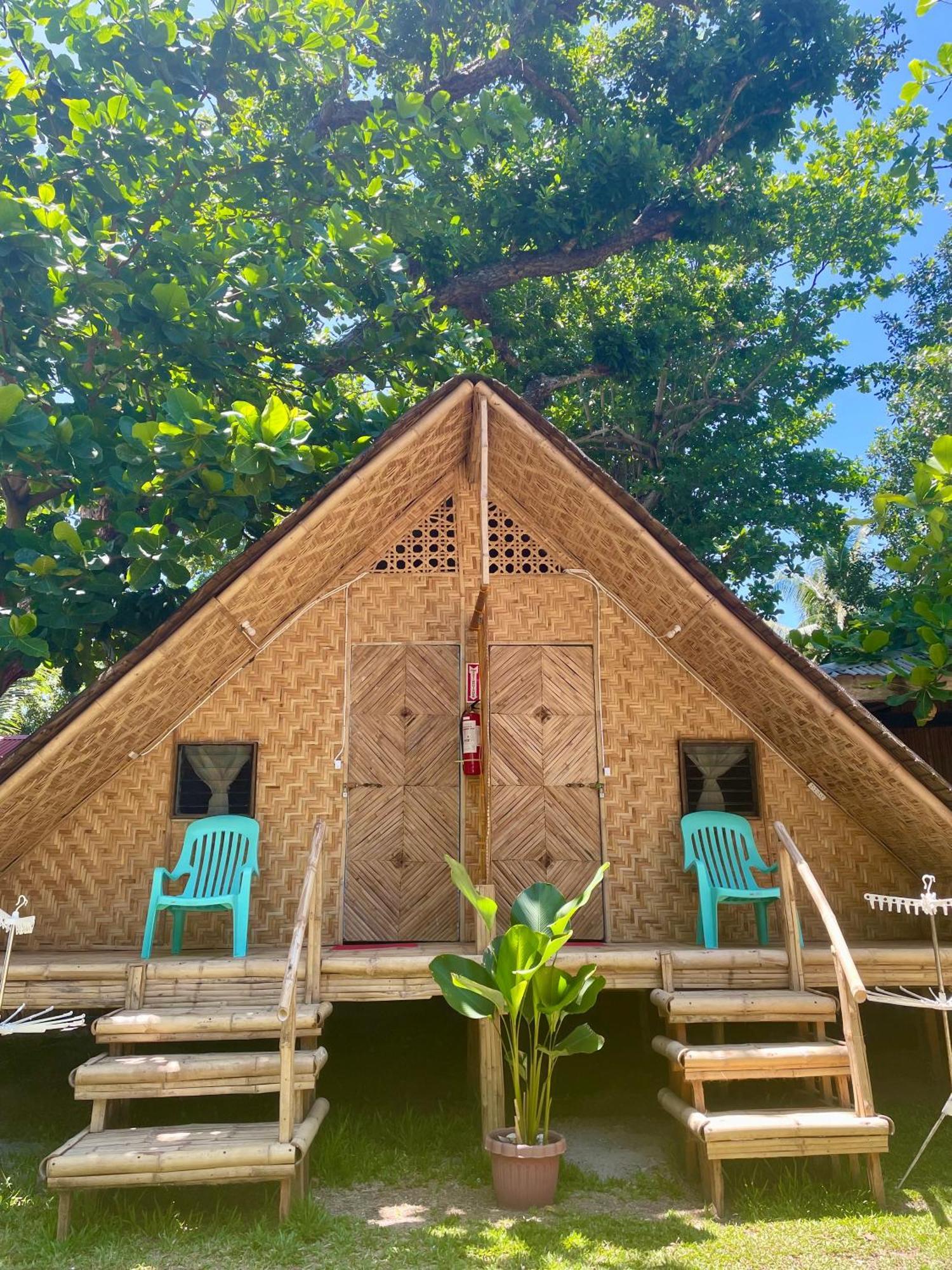 Bed and Breakfast Borbon'S Treehouse By The Sea Mambajao Exterior foto