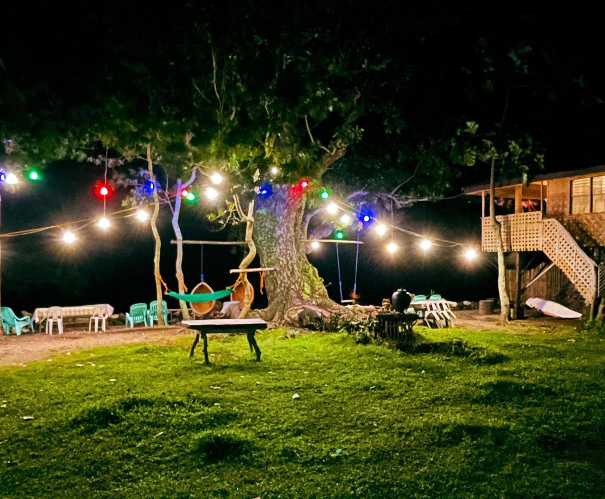 Bed and Breakfast Borbon'S Treehouse By The Sea Mambajao Exterior foto